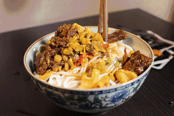  浓郁喷香，劲道爽滑！这碗地道南昌拌粉，料多粉足吃到撑，厨房小白都能做！ 