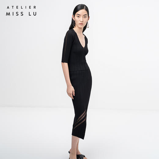 【丝丝相扣】丝缕镂空设计黑色V领中袖针织上衣/202114 商品图1