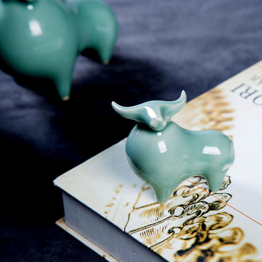 龙泉青瓷福牛生肖牛创意青瓷小摆件茶宠摆件陶瓷简约大牛小牛 商品图0