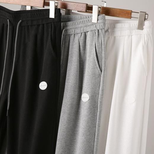 【炸街好物 潮流卫裤】华夫格卫裤 时尚百搭 精选面料 柔软质地 松紧带腰头抽绳设计 运动时尚感 穿脱方便 束脚显瘦 经典百搭 商品图1