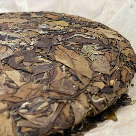 年货节｜福鼎白茶乘风·陈韵老白茶（2015年春高山寿眉）毫香蜜韵，醇厚清甜，枣香明显，韵味馨长。整提净含量：1500克，5饼一提。藏一款好茶，与岁月同行，遇见乘风，遇见更美好！ 商品图1