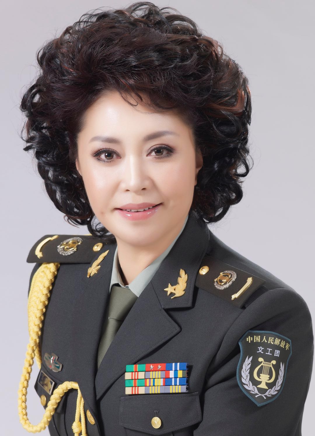 王 静:国家一级演员,总政歌舞团女高音歌唱家,歌剧表演艺术家,国家
