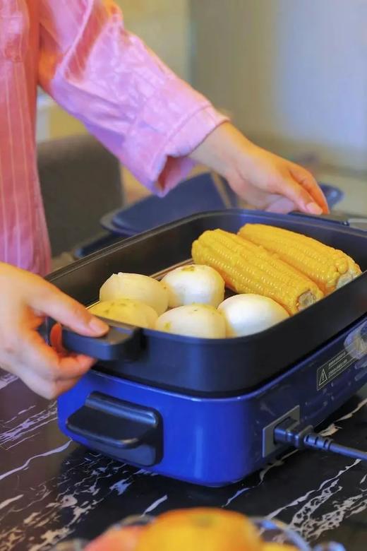 来自英国的创意小家电 「摩飞」多功能一体料理锅｜煎 烤 烙 蒸 煮 焖 功能齐全 轻油少烟 不粘锅 3档火力 操作简单  高配6个烤盘 满足不同的需要 在家也能享受不同的美食（增加新款MR9099） 商品图3