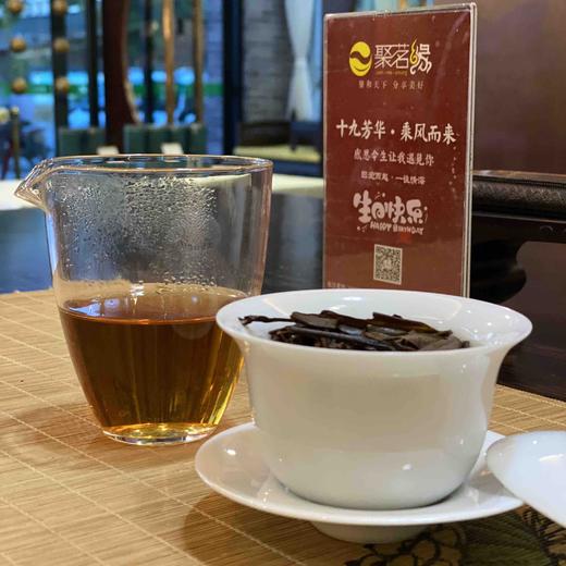 年货节｜福鼎白茶乘风·陈韵老白茶（2015年春高山寿眉）毫香蜜韵，醇厚清甜，枣香明显，韵味馨长。整提净含量：1500克，5饼一提。藏一款好茶，与岁月同行，遇见乘风，遇见更美好！ 商品图2