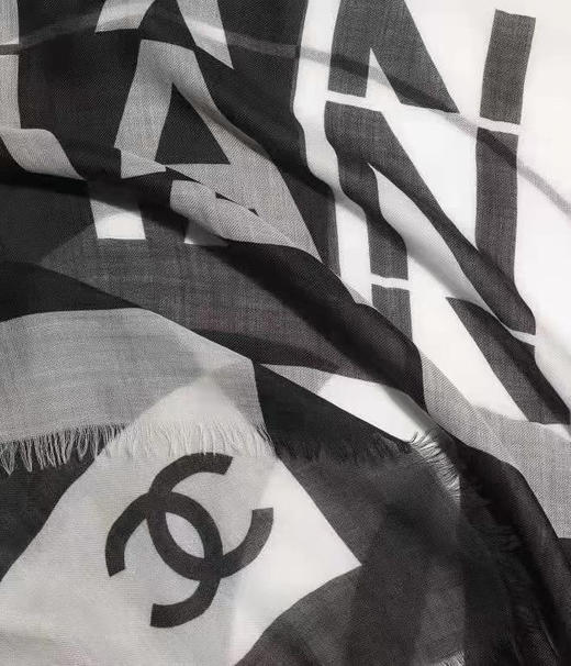 价值8500 小香羊绒披肩 黑白高端重奢系   材质轻盈柔软 克什米尔100%羊绒 戒指绒 触感可不是一般的舒适   即可做围巾 又可做披肩！稀缺贵妇款 商品图4