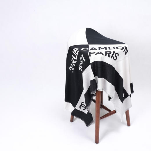 价值8500 小香羊绒披肩 黑白高端重奢系   材质轻盈柔软 克什米尔100%羊绒 戒指绒 触感可不是一般的舒适   即可做围巾 又可做披肩！稀缺贵妇款 商品图3