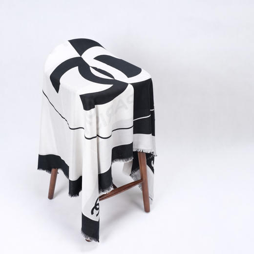 价值8500 小香羊绒披肩 黑白高端重奢系   材质轻盈柔软 克什米尔100%羊绒 戒指绒 触感可不是一般的舒适   即可做围巾 又可做披肩！稀缺贵妇款 商品图2