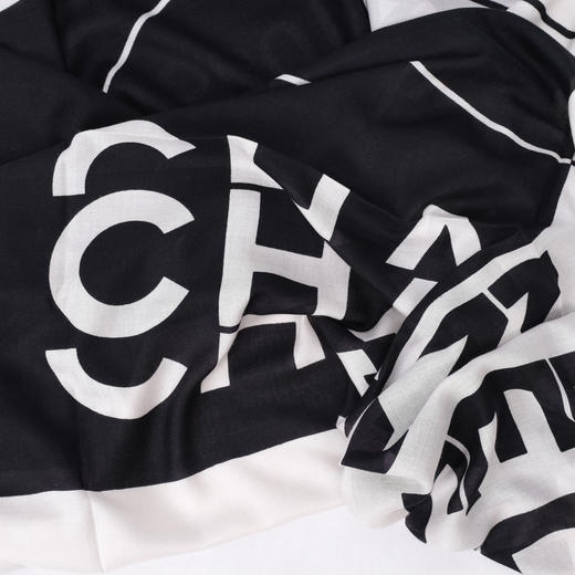 价值8500 小香羊绒披肩 黑白高端重奢系   材质轻盈柔软 克什米尔100%羊绒 戒指绒 触感可不是一般的舒适   即可做围巾 又可做披肩！稀缺贵妇款 商品图5