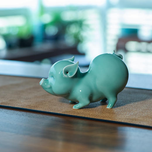龙泉青瓷生肖「猪」摆件创意礼品「满满猪福」家居办公收藏摆件 商品图0