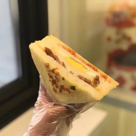 肉松三明治（黑胡椒肠➕肉松；外皮芝士片和青红椒）