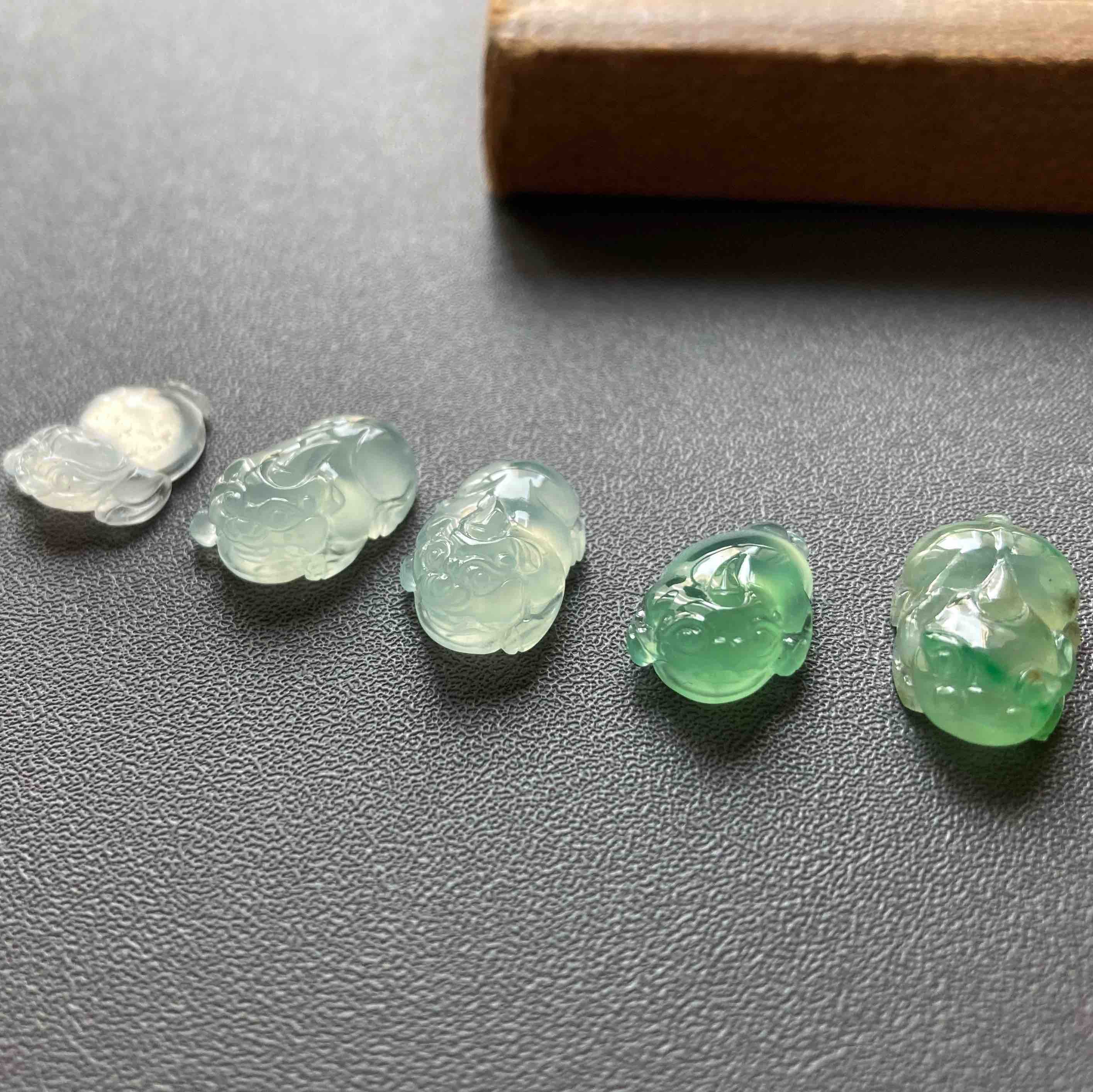 冰种翡翠金蟾貔貅戒面若干