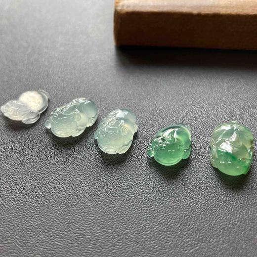 冰种翡翠金蟾貔貅戒面若干 商品图0