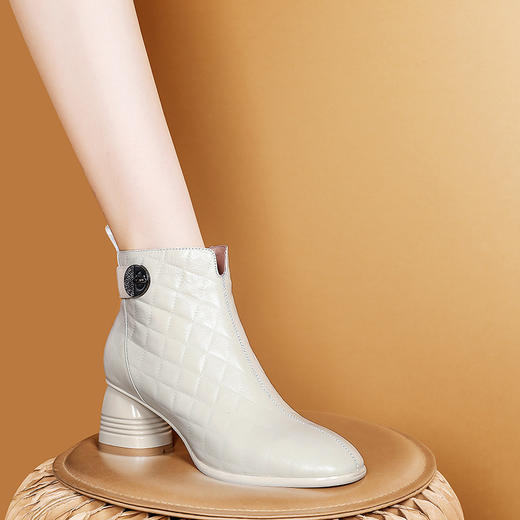 QPJ  M826171 鞋靴女2021秋冬新款女鞋圆头粗高跟鞋车缝线金属铆钉时装靴短靴 商品图2