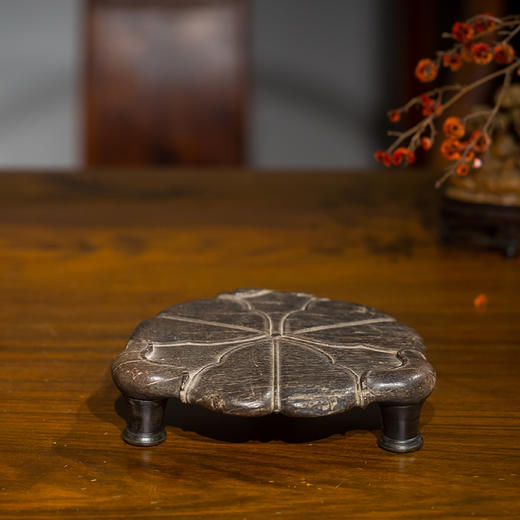 清中期 紫檀荷叶纹三足器座 商品图0