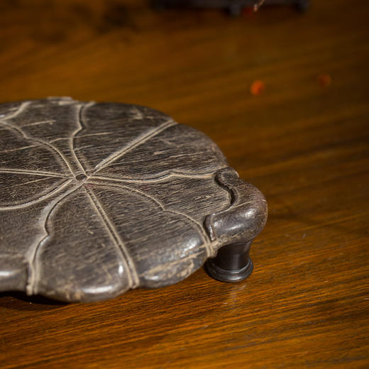 清中期 紫檀荷叶纹三足器座 商品图3