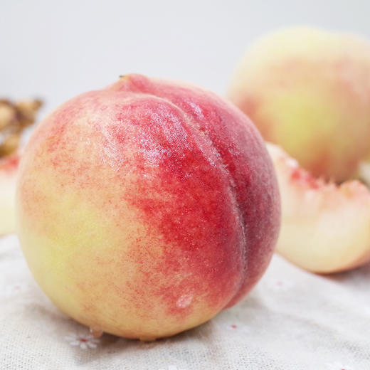 【高山蜜桃】金秋红蜜桃 桃香馥郁 鲜嫩爽口 清甜醇蜜 一口尽享美味 商品图2