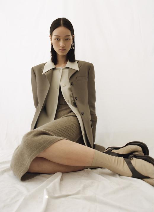 LOW CLASSIC  浅灰色尖领口袋衬衫 商品图1