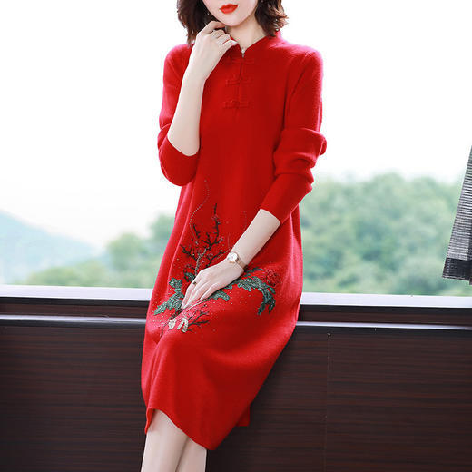 qf-72-8633红色烫钻盘扣立领旗袍春秋装针织绣花连衣裙 商品图0