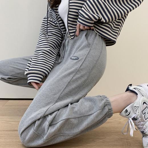 【潮搭圣品】华夫格慢跑加大码灰色运动裤宽松显瘦系绳直筒休闲裤女秋冬束脚卫裤 商品图1