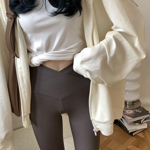 【超级显“瘦”】秋冬交叉腰健身瑜伽提臀芭比裤显高显瘦提臀收腹加大码V腰鲨鱼裤黑色打底裤女外穿 商品图7