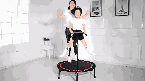 好物拼团｜好收纳的亲子蹦床，室内外的放电神器！带扶手更安全！ 