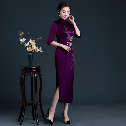 上海旗袍厂LHS-20254婚宴礼服 刺绣喜婆婆结婚大码改良旗袍 年轻款 商品图1