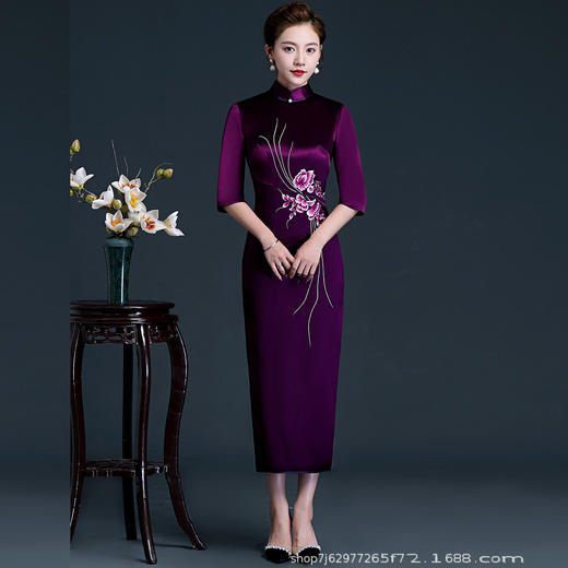 上海旗袍厂LHS-20254婚宴礼服 刺绣喜婆婆结婚大码改良旗袍 年轻款 商品图0