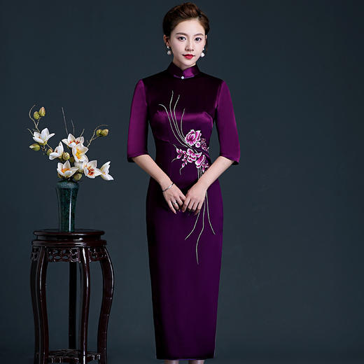 上海旗袍厂LHS-20254婚宴礼服 刺绣喜婆婆结婚大码改良旗袍 年轻款 商品图3