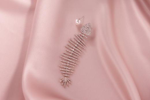 【特价出清】【潮流配饰】水钻鱼骨耳坠女气质长款超仙显瘦耳饰耳环 商品图1
