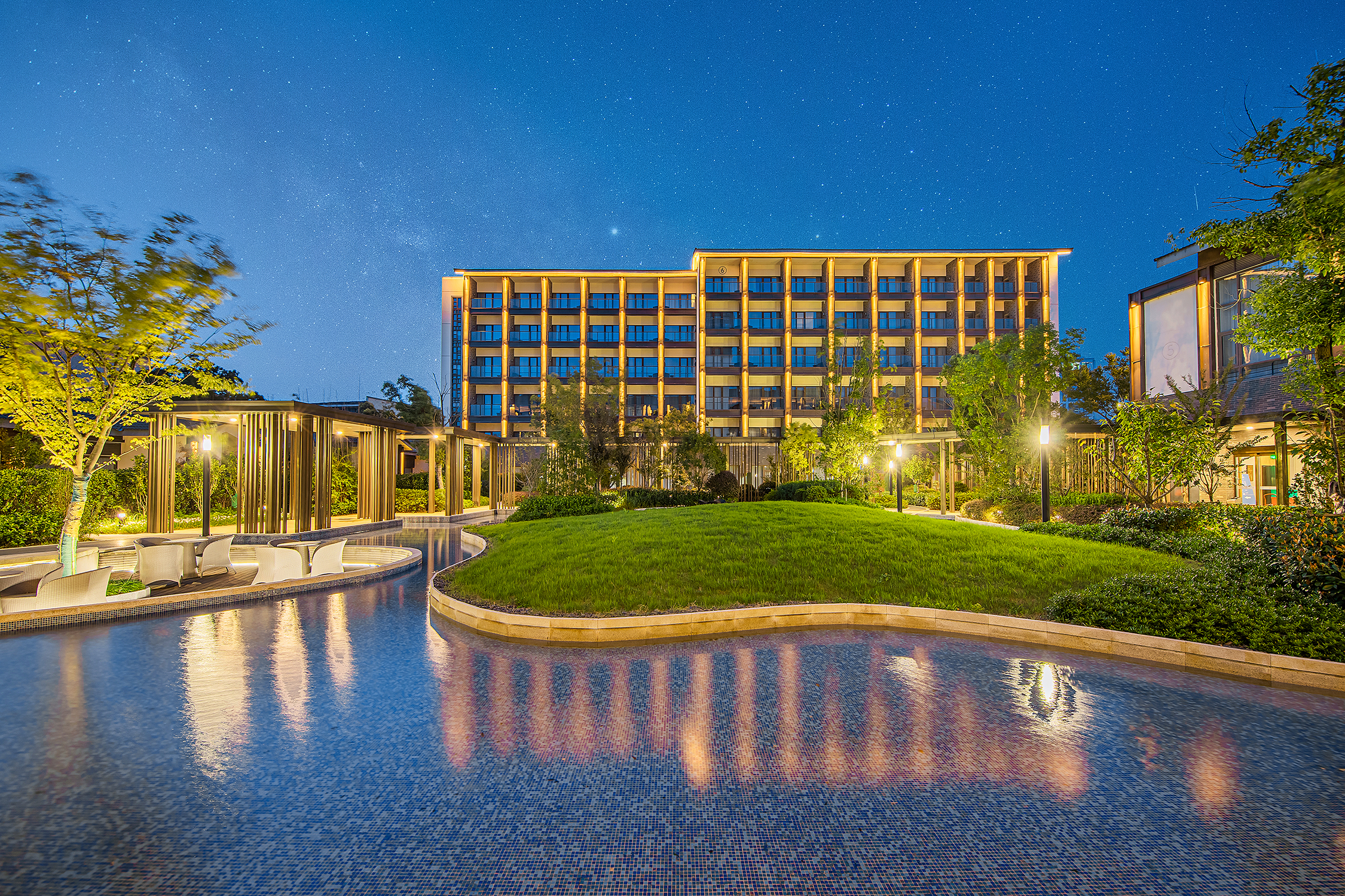 ★周末不加价★ ￥568起/2间夜！入住【湖州开元名庭度假酒店】享园景房、自助早餐~赏秀美自然风光！另有¥298起单晚套餐可选，超高性价比！有效期至2025年12月30日