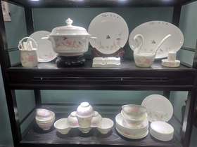 徐家星：60头手绘粉彩水点桃花餐具