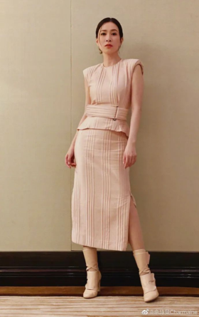  “美魔女”佘诗曼 10年如一日的“冻龄肌”是怎么养成？ 