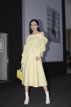 宽松一字肩针织衫