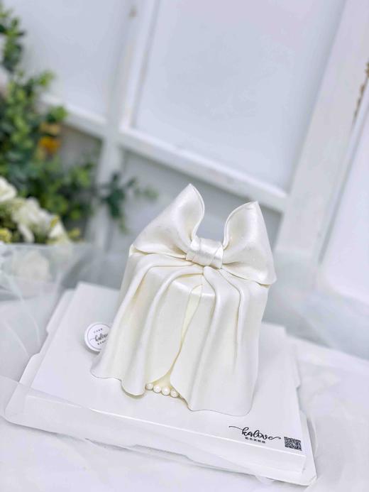 珠光绸缎蝴蝶结生日蛋糕 商品图0