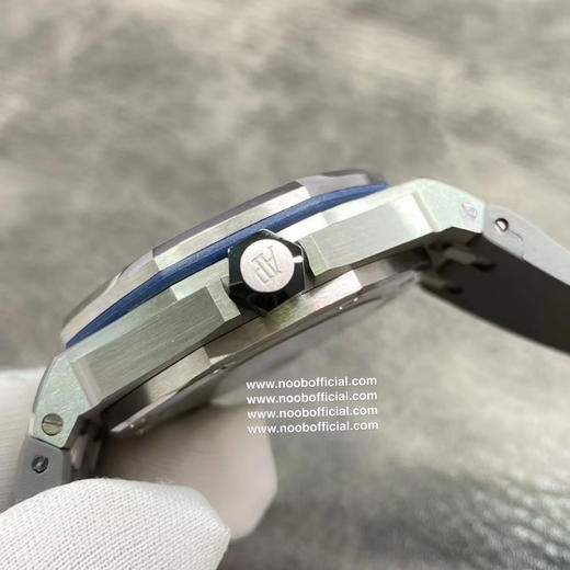 新款亮相  倾情致敬
ZF一丝不苟的精湛工艺 专注于爱彼潜水表——新款爱彼15720！腕表尺寸42mmX14.2！
1:表壳采用精钢表壳，搭配防眩光处理蓝宝石水晶玻璃表镜和表底，黑色陶瓷旋入式表冠 商品图1