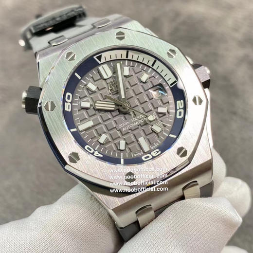 新款亮相  倾情致敬
ZF一丝不苟的精湛工艺 专注于爱彼潜水表——新款爱彼15720！腕表尺寸42mmX14.2！
1:表壳采用精钢表壳，搭配防眩光处理蓝宝石水晶玻璃表镜和表底，黑色陶瓷旋入式表冠 商品图5