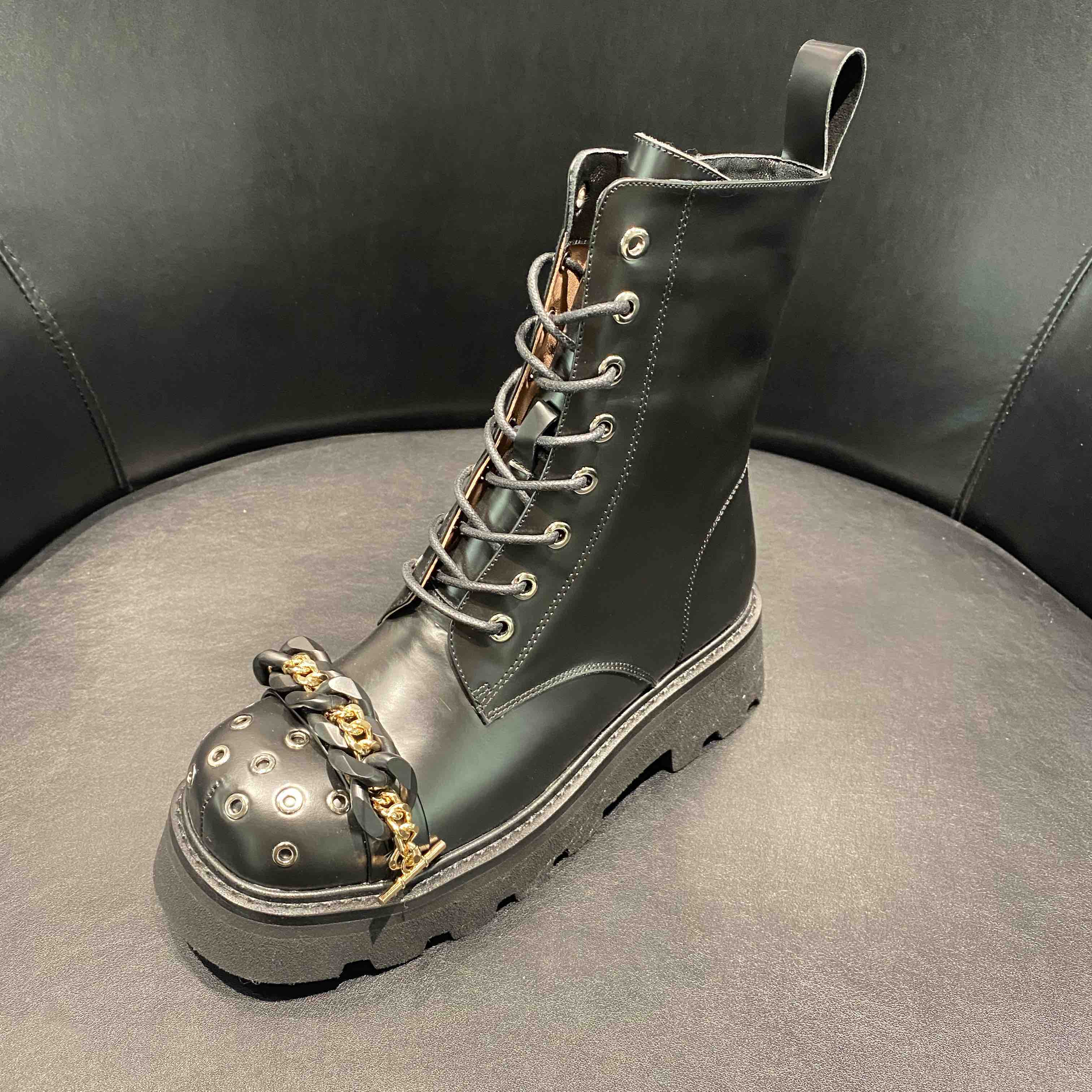 LFGJ  3872  头层牛皮圆头英伦金属铁链铆钉重工马丁靴机车靴短靴系带