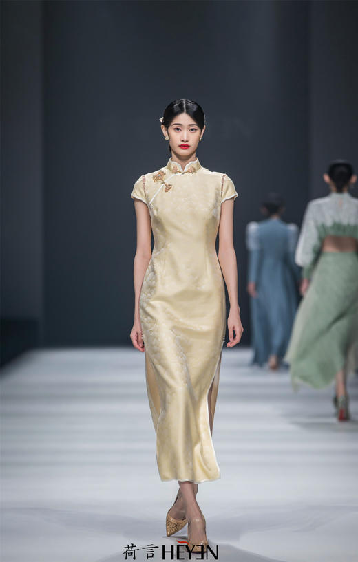 荷言HEYEN 雪花秘扇 时装周款 扇纹真丝提花缎+花朵折扇填心花扣+珍珠连接袖 商品图1