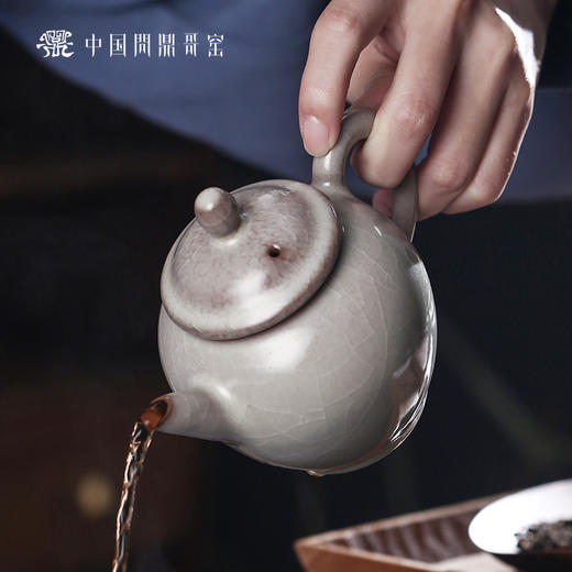 问鼎哥窑致巧款蓬留壶 商品图1