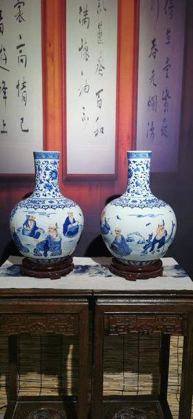 手绘青花斗彩《十八罗汉》天球瓶