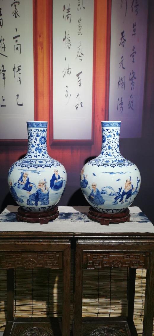 手绘青花斗彩《十八罗汉》天球瓶 商品图0