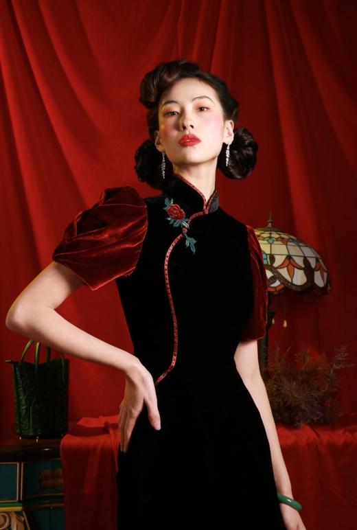 荷言HEYEN 落花如梦 时装周秀场款/明星同款 黑色真丝丝绒撞色红色泡泡袖+丝绒玫瑰盘扣 商品图7