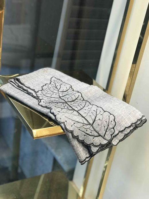优品堂《芭蕉波浪巾》羊毛绣围巾披肩两用 商品图8