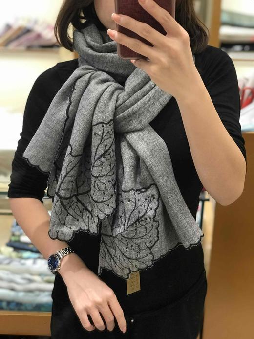 优品堂《芭蕉波浪巾》羊毛绣围巾披肩两用 商品图10