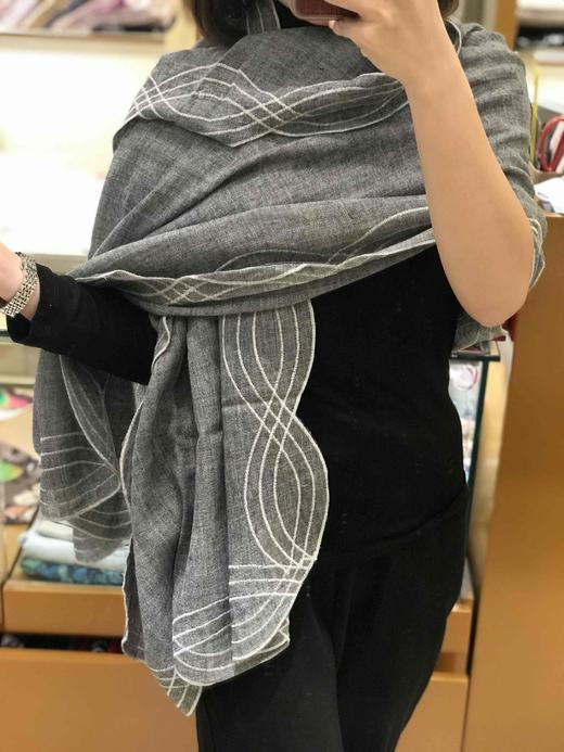 优品堂《芭蕉波浪巾》羊毛绣围巾披肩两用 商品图13
