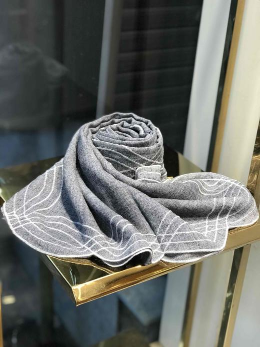 优品堂《芭蕉波浪巾》羊毛绣围巾披肩两用 商品图11