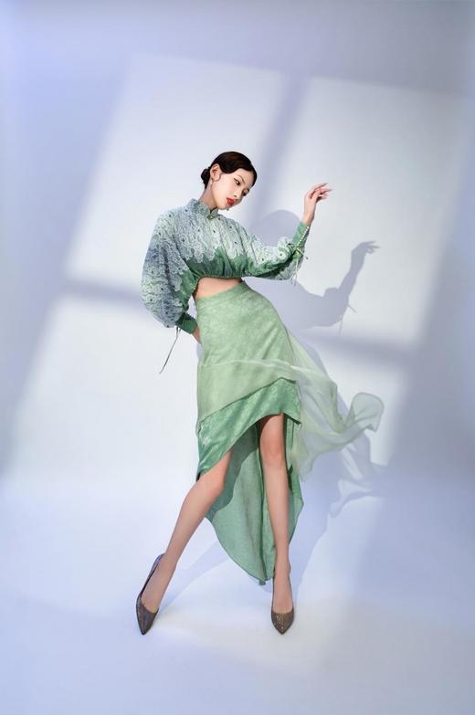 荷言HEYEN 山色空蒙 一片式旗袍领上衣搭配设计感半裙套装时装周系列 商品图2