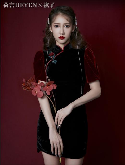 荷言HEYEN 落花如梦 时装周秀场款/明星同款 黑色真丝丝绒撞色红色泡泡袖+丝绒玫瑰盘扣 商品图9