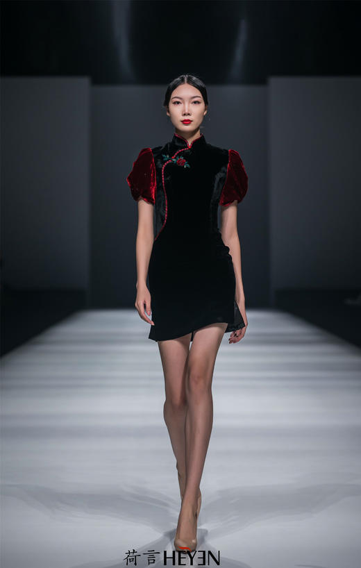 荷言HEYEN 落花如梦 时装周秀场款/明星同款 黑色真丝丝绒撞色红色泡泡袖+丝绒玫瑰盘扣 商品图4