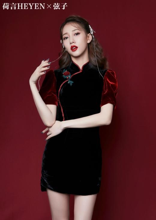 荷言HEYEN 落花如梦 时装周秀场款/明星同款 黑色真丝丝绒撞色红色泡泡袖+丝绒玫瑰盘扣 商品图8